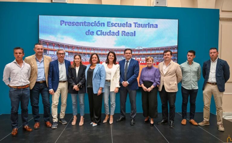 Valverde aprecia en la reactivación de la Escuela Taurina de Ciudad Real una puesta por nuestra identidad, por la tradición y la cultura