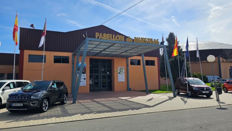 Buenas cifras de ventas y contactos en el 13º Salón del Automóvil de Manzanares