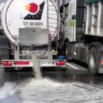 Agricultores franceses derraman 100.000 litros de vino de Campo de Criptana en La Junquera