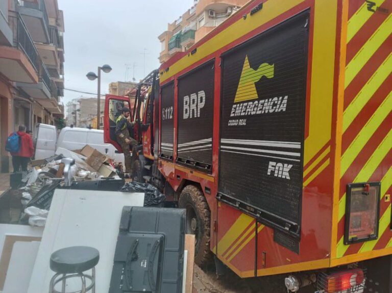 Bomberos de Ciudad continúan ayudando en Algemesí tras los desastres de la DANA