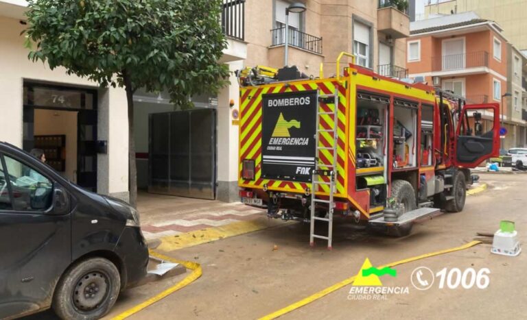 Los bomberos de Ciudad Real realizan labores de achique y rescate en Algemesí