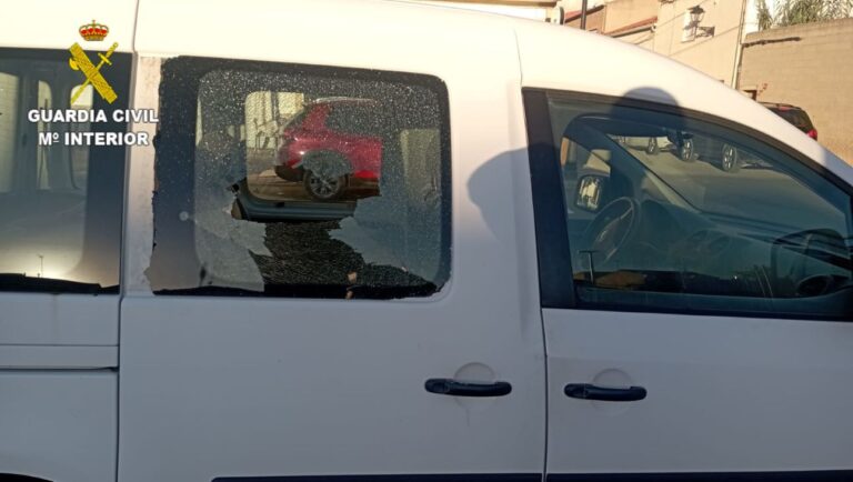 Detenidos cinco jóvenes en Las Pedroñeras tras causar daños a vehículos aparcados
