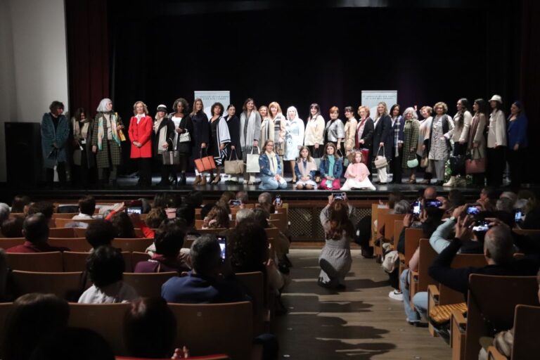 Llenazo en la Casa de Cultura para el desfile solidario de AECC Manzanares
