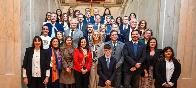 Valverde recibe en la Diputación a Elena de Borbón, que ha presidido la entrega de reconocimientos del Programa Social de Empleo de la Fundación Mapfre