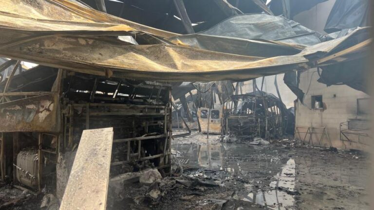 Arde en Cuenca una nave con 15 autobuses, que han quedado calcinados