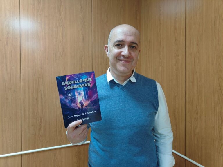 Juan Miguel GS Sánchez celebra el lanzamiento de su nuevo libro en la biblioteca de Manzanares