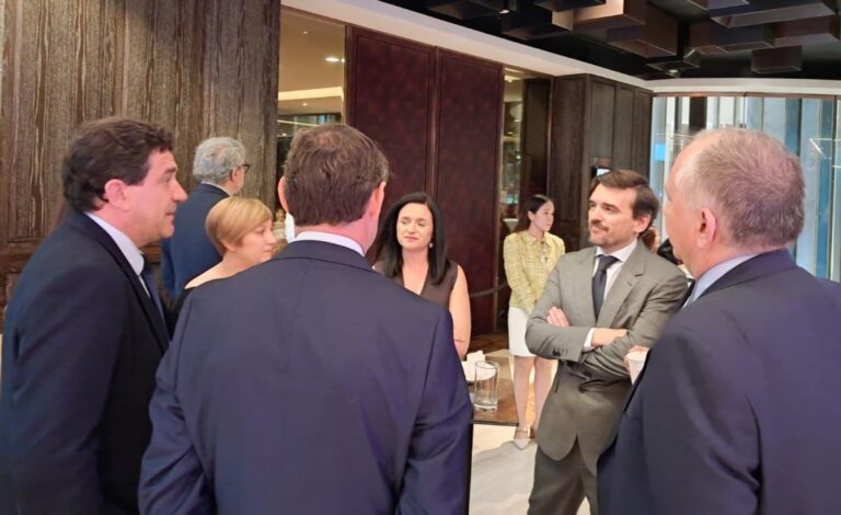 Valverde defiende ante un grupo de periodistas tailandeses la extraordinaria calidad del vino que se produce en Ciudad Real y en España