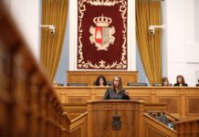 PP avala el discurso «moderado» de Vox en violencia machista y consejera le afea ser su «rehén y terraplanista»