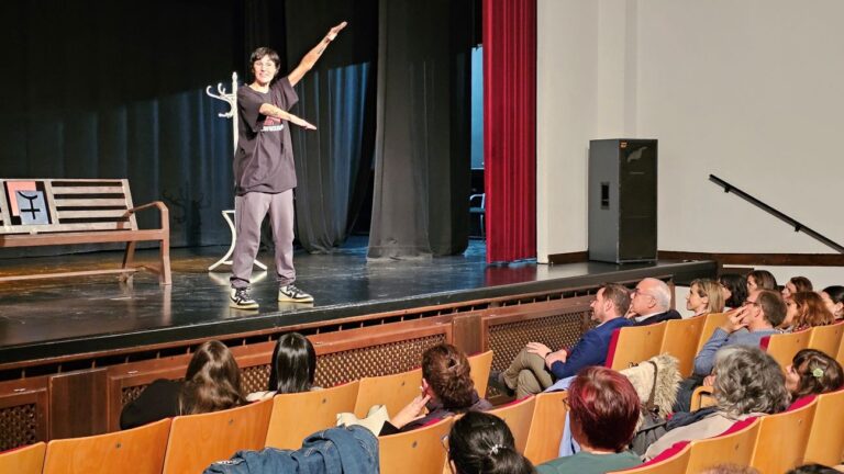 ‘No solo duelen los golpes’, un estremecedor testimonio teatralizado en Manzanares sobre la violencia machista