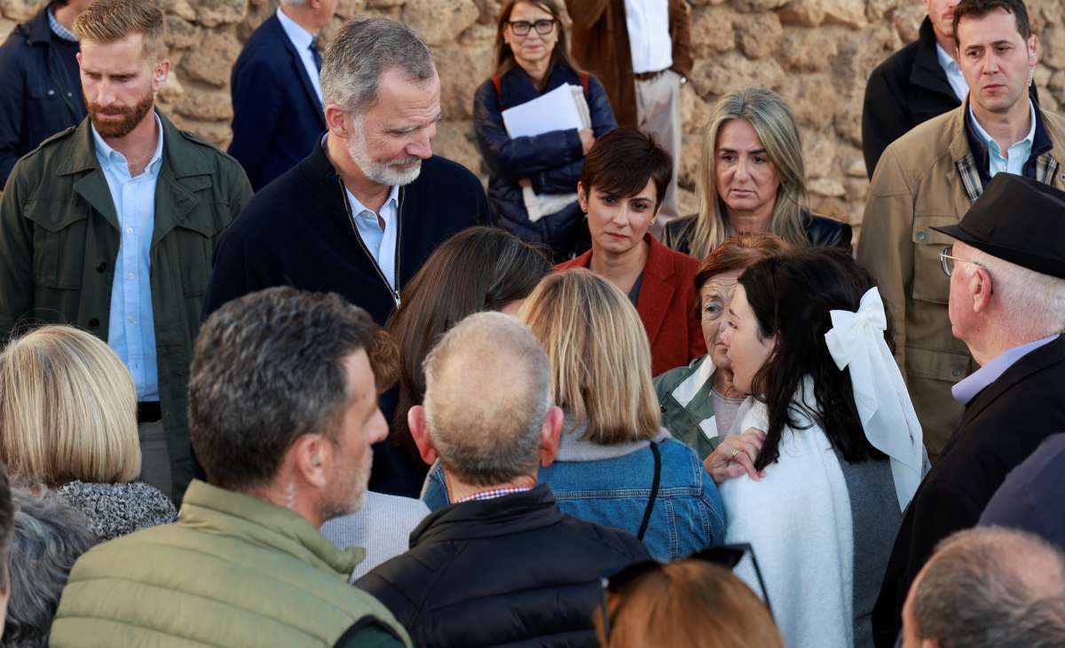 Los Reyes arropan a los letureños en su recorrido por los municipios afectados por la DANA