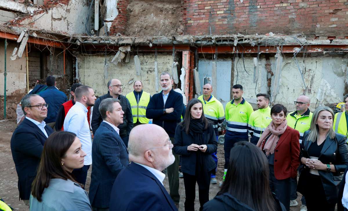 Los Reyes arropan a los letureños en su recorrido por los municipios afectados por la DANA