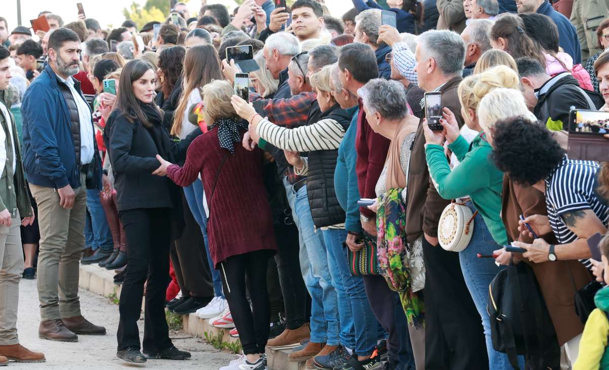 Los Reyes arropan a los letureños en su recorrido por los municipios afectados por la DANA