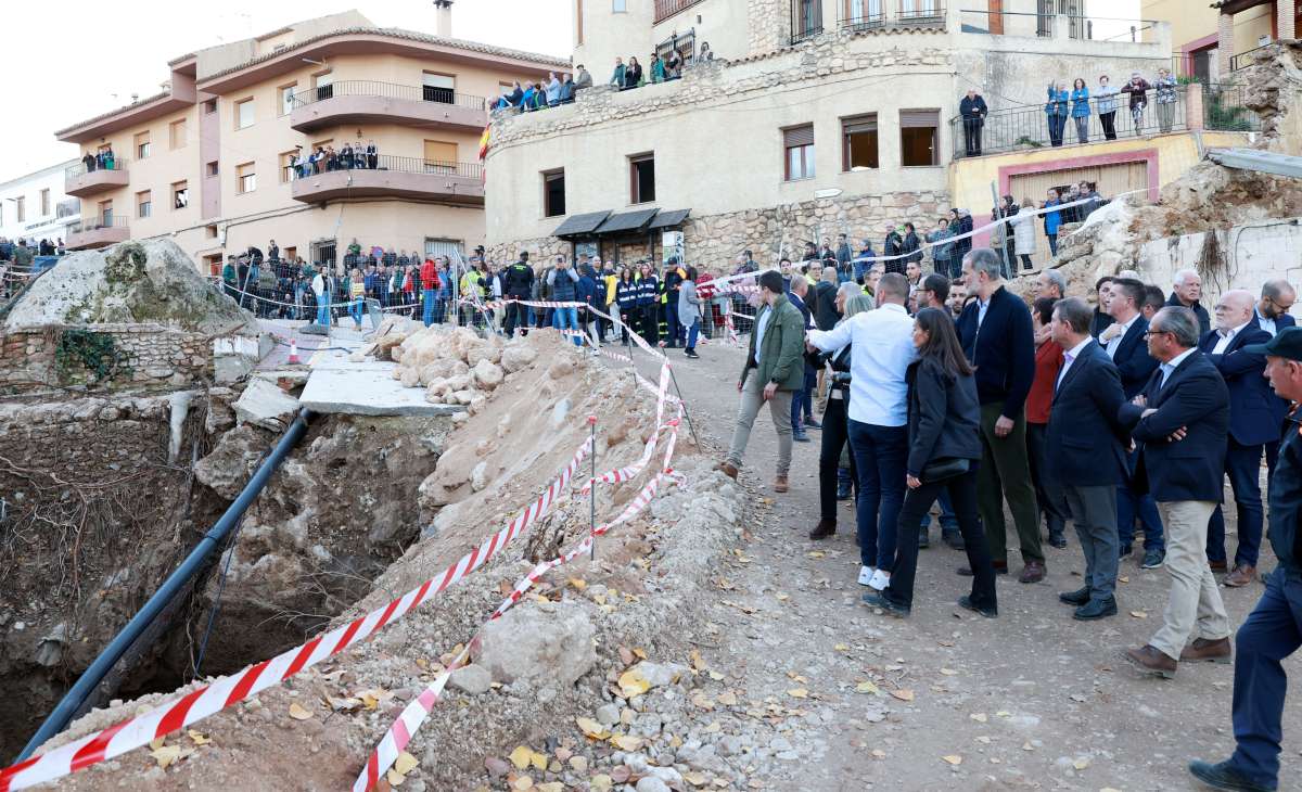 Los Reyes arropan a los letureños en su recorrido por los municipios afectados por la DANA