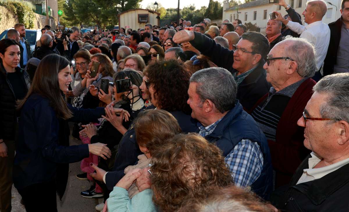 Los Reyes arropan a los letureños en su recorrido por los municipios afectados por la DANA