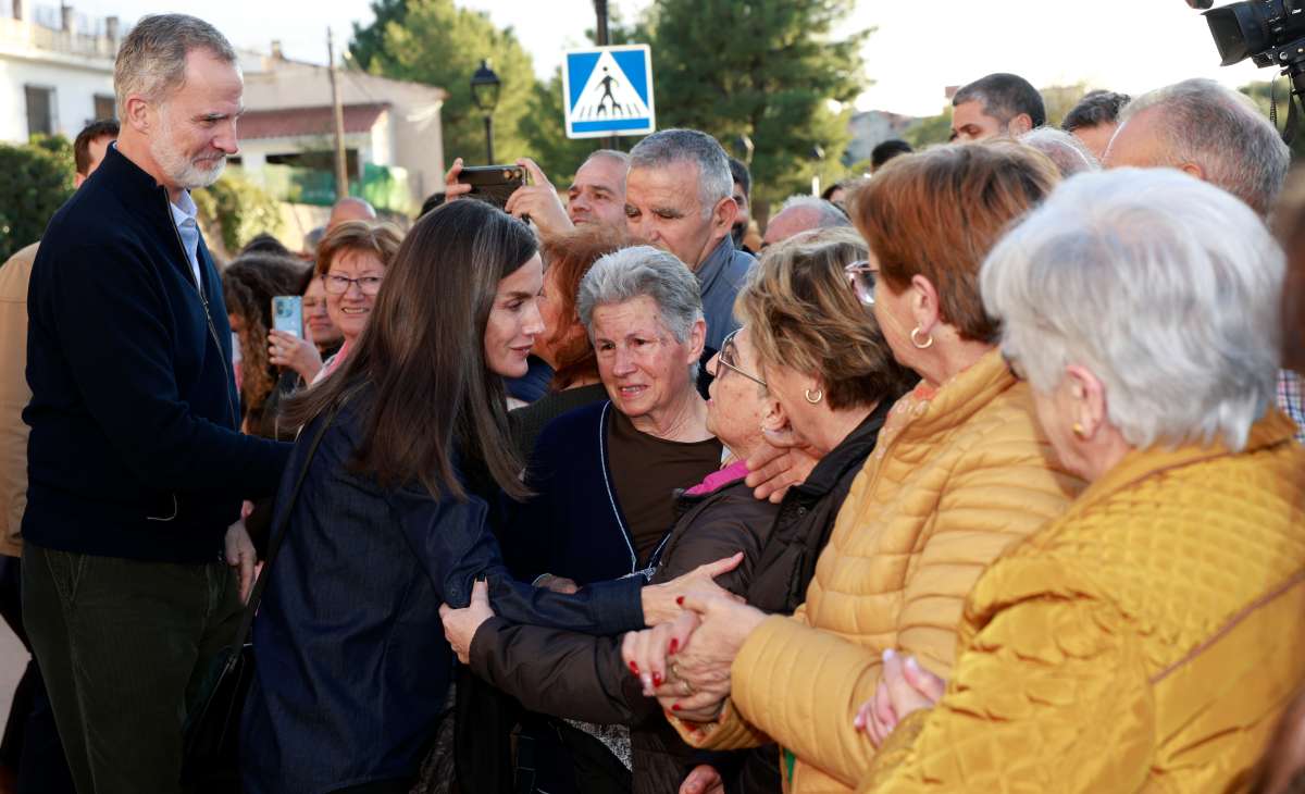 Los Reyes arropan a los letureños en su recorrido por los municipios afectados por la DANA