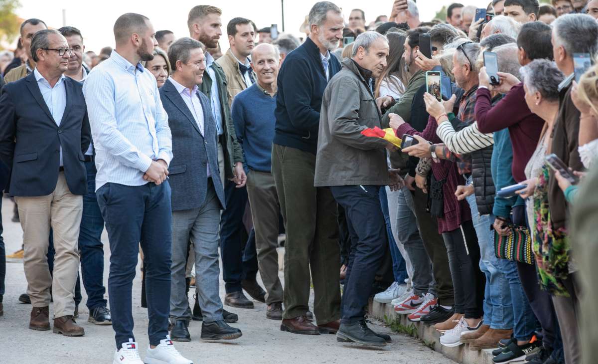 Los Reyes arropan a los letureños en su recorrido por los municipios afectados por la DANA