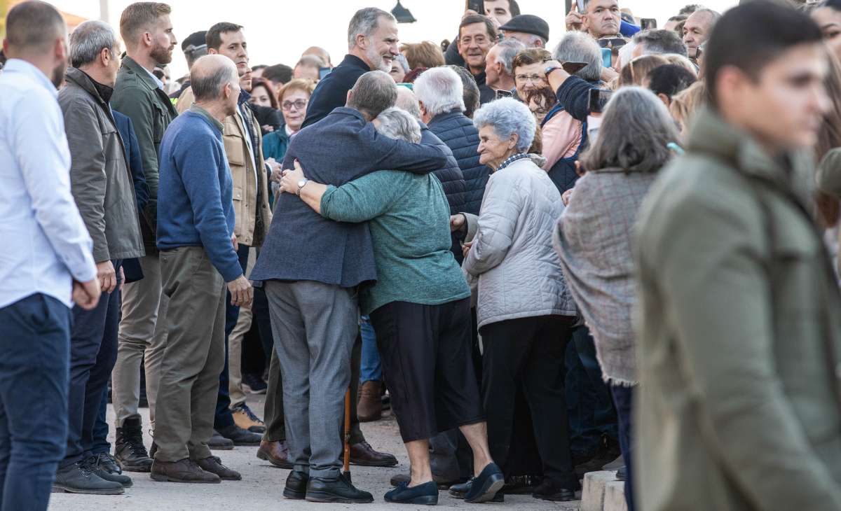 Los Reyes arropan a los letureños en su recorrido por los municipios afectados por la DANA