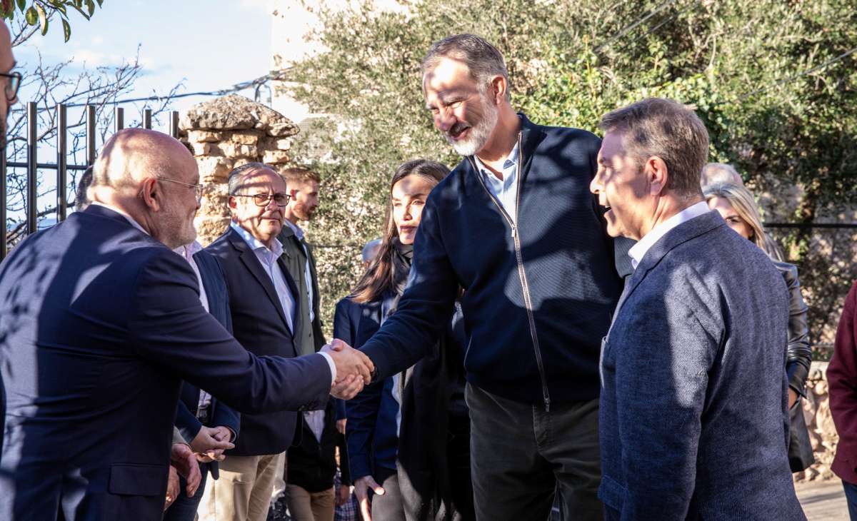 Los Reyes arropan a los letureños en su recorrido por los municipios afectados por la DANA