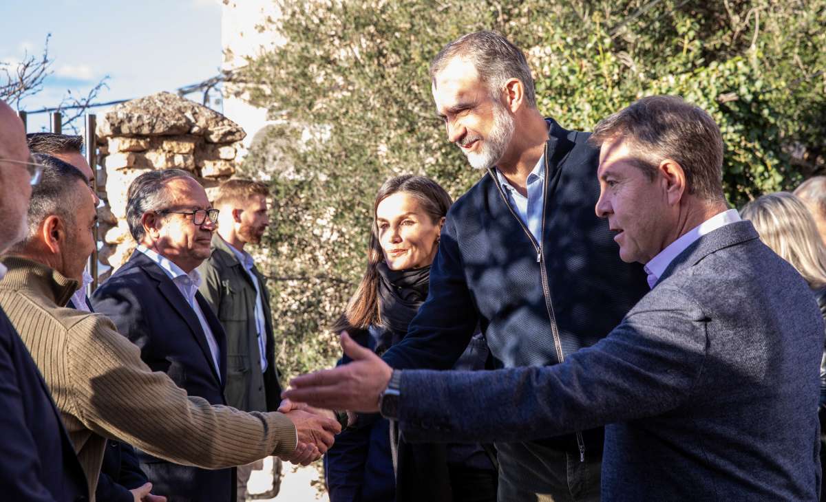 Los Reyes arropan a los letureños en su recorrido por los municipios afectados por la DANA