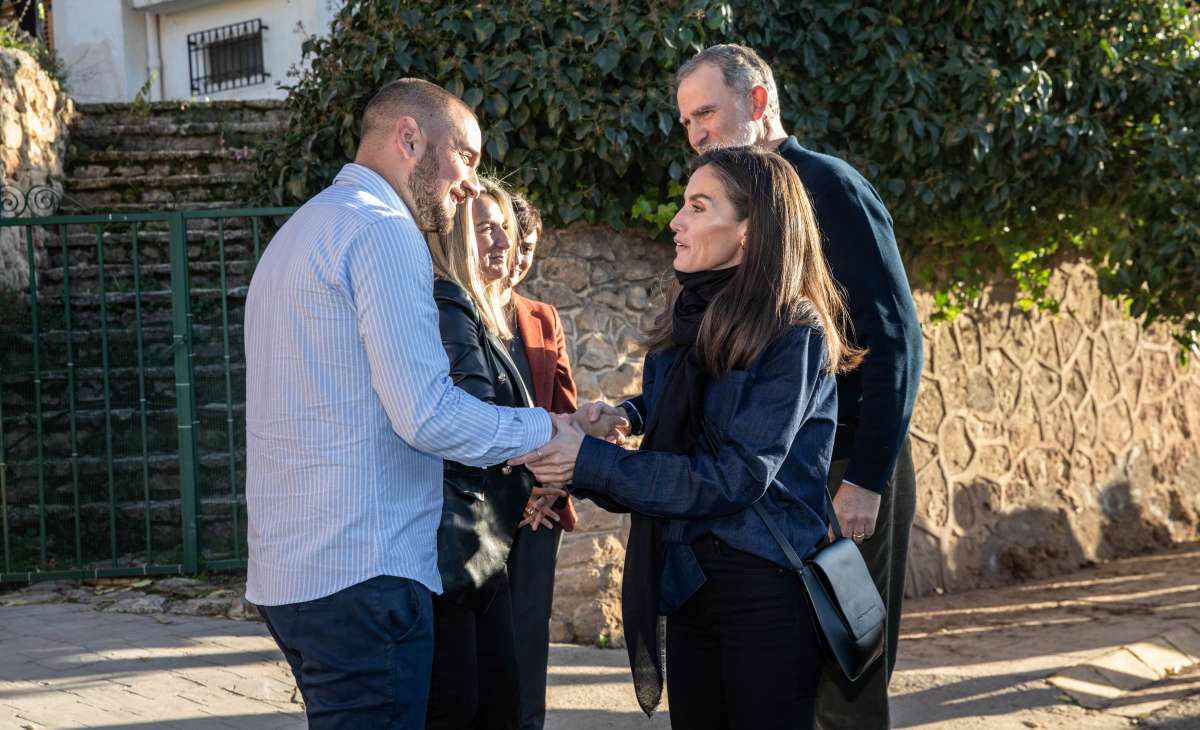 Los Reyes arropan a los letureños en su recorrido por los municipios afectados por la DANA