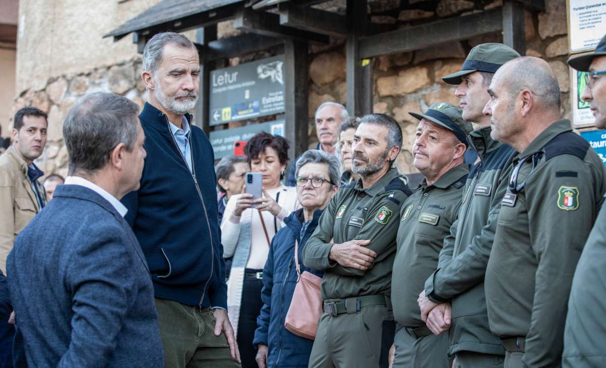 Los Reyes arropan a los letureños en su recorrido por los municipios afectados por la DANA