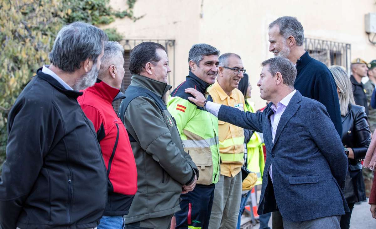 Los Reyes arropan a los letureños en su recorrido por los municipios afectados por la DANA