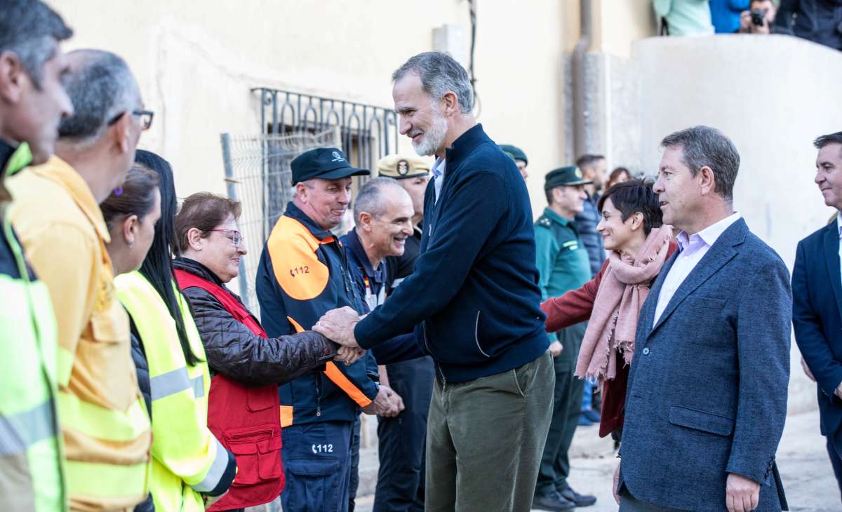 Los Reyes arropan a los letureños en su recorrido por los municipios afectados por la DANA