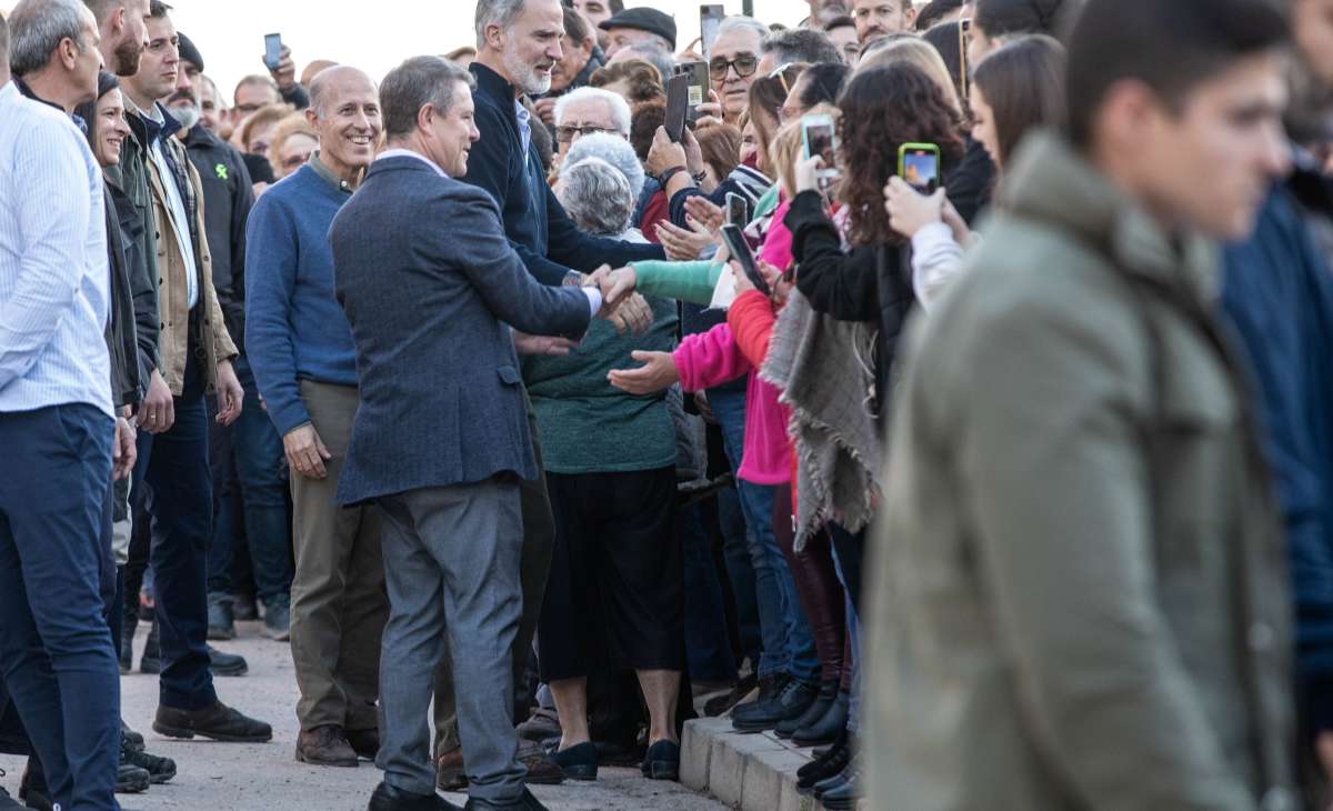 Los Reyes arropan a los letureños en su recorrido por los municipios afectados por la DANA