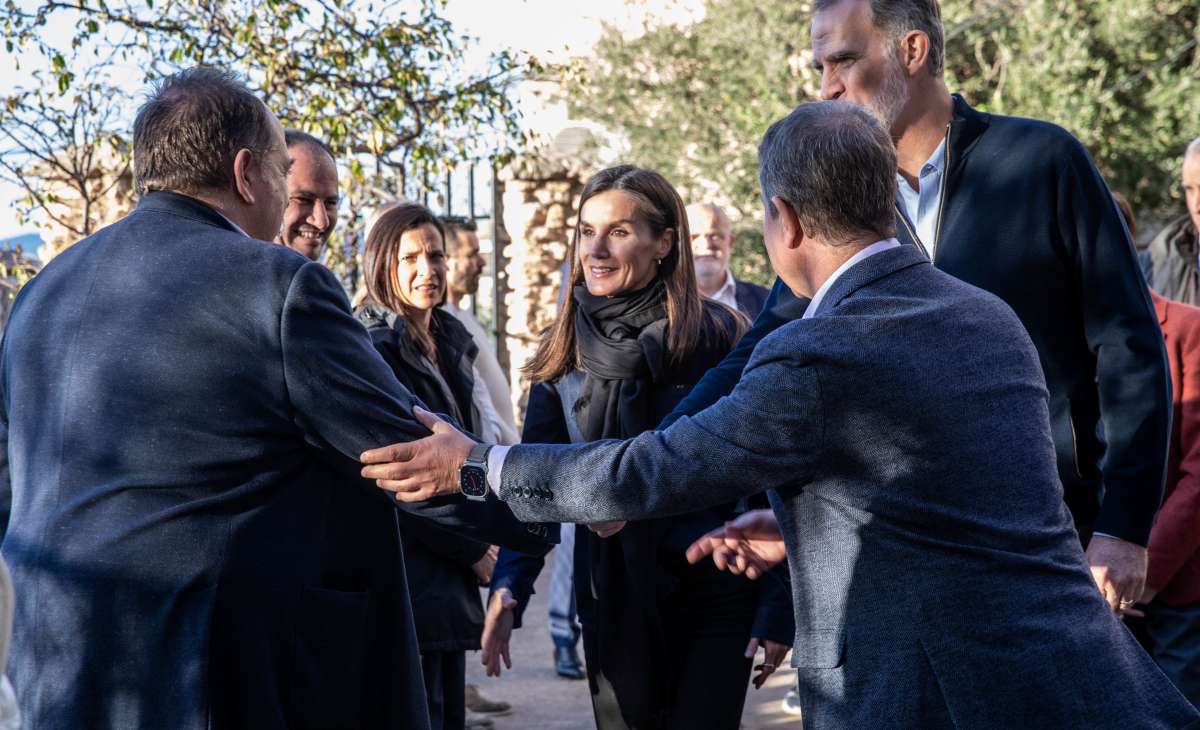 Los Reyes arropan a los letureños en su recorrido por los municipios afectados por la DANA