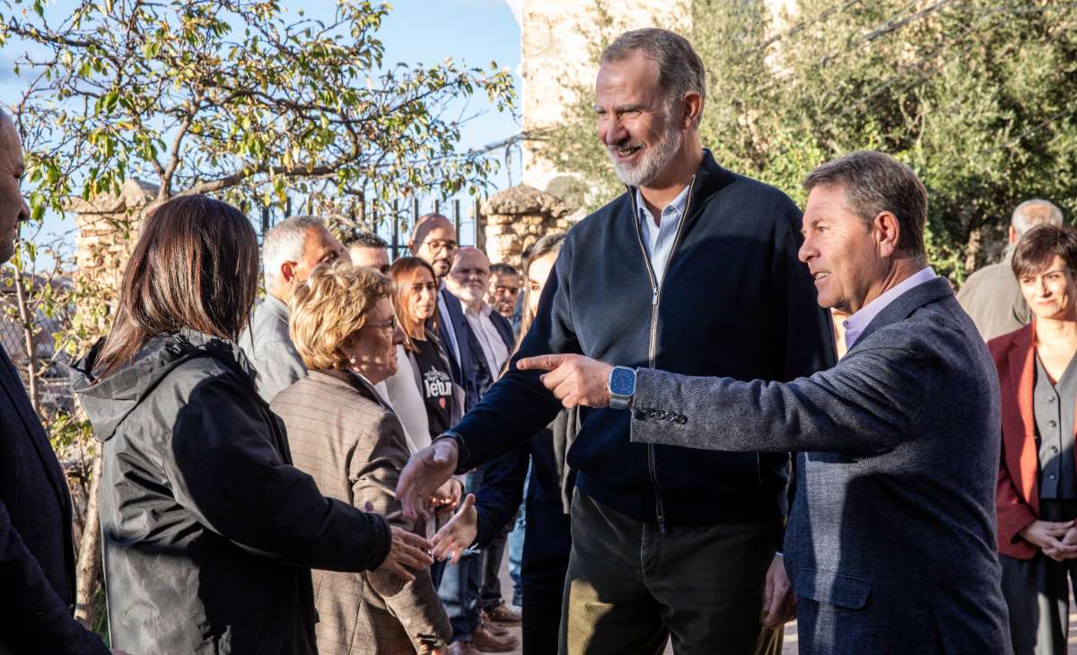 Los Reyes arropan a los letureños en su recorrido por los municipios afectados por la DANA