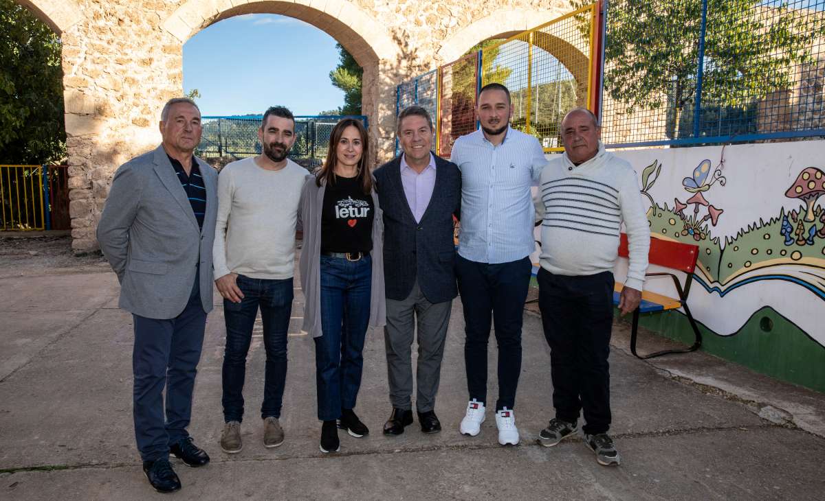 Los Reyes arropan a los letureños en su recorrido por los municipios afectados por la DANA