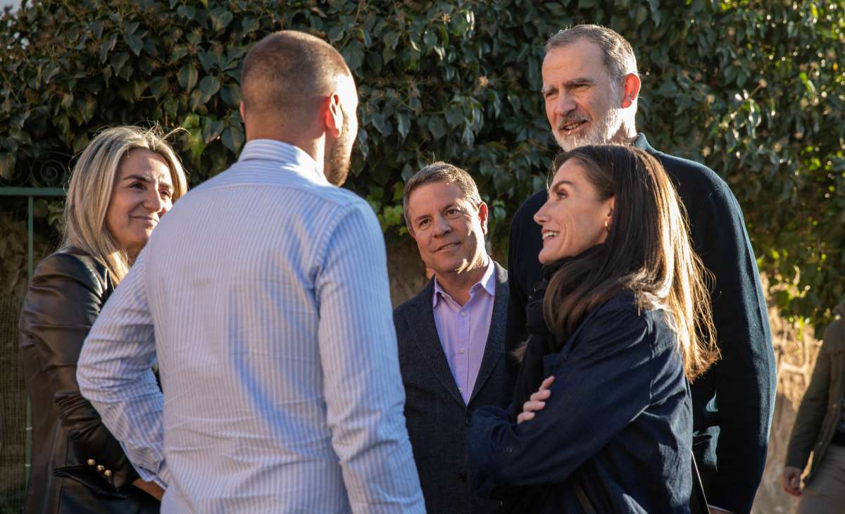 Los Reyes arropan a los letureños en su recorrido por los municipios afectados por la DANA