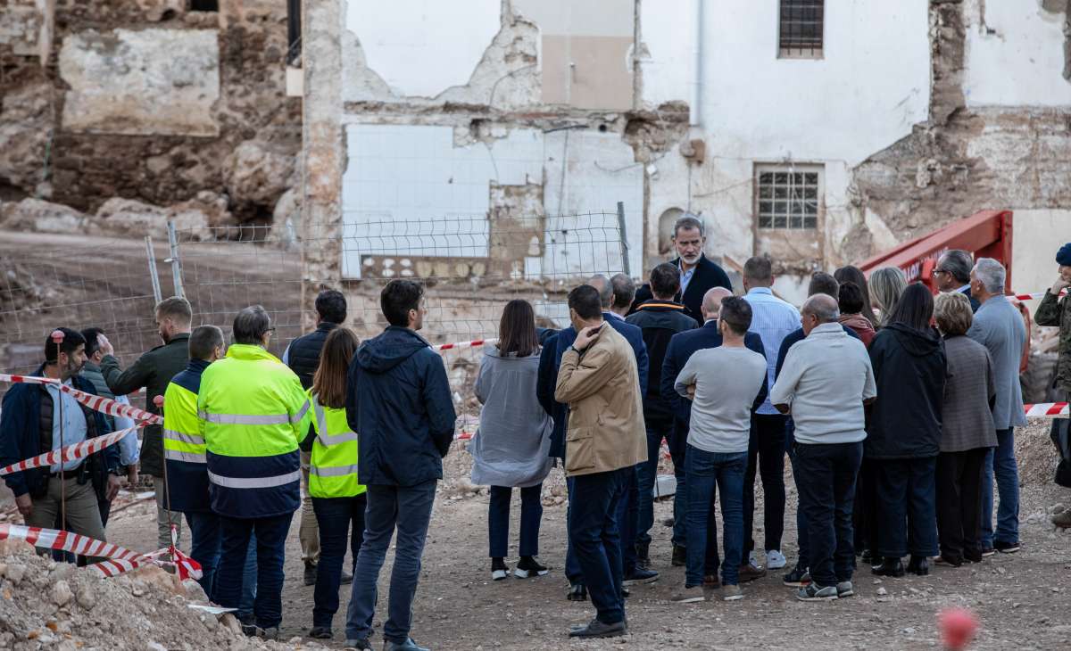 Los Reyes arropan a los letureños en su recorrido por los municipios afectados por la DANA