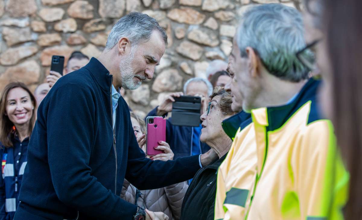 Los Reyes arropan a los letureños en su recorrido por los municipios afectados por la DANA