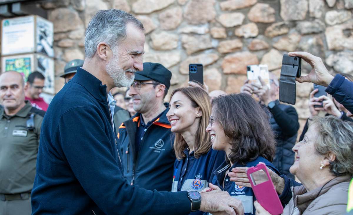 Los Reyes arropan a los letureños en su recorrido por los municipios afectados por la DANA