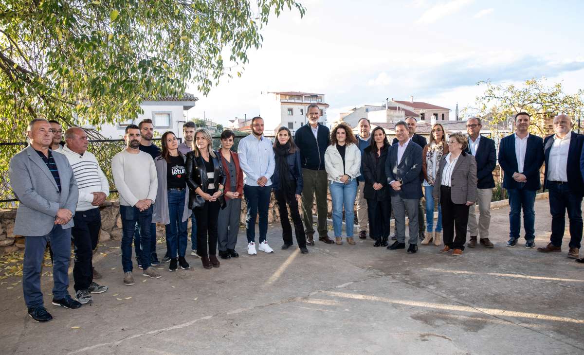 Los Reyes arropan a los letureños en su recorrido por los municipios afectados por la DANA