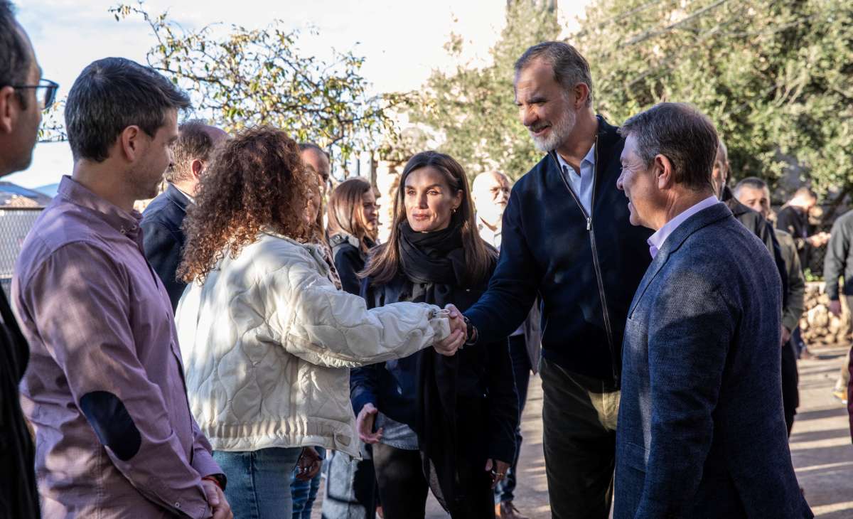 Los Reyes arropan a los letureños en su recorrido por los municipios afectados por la DANA