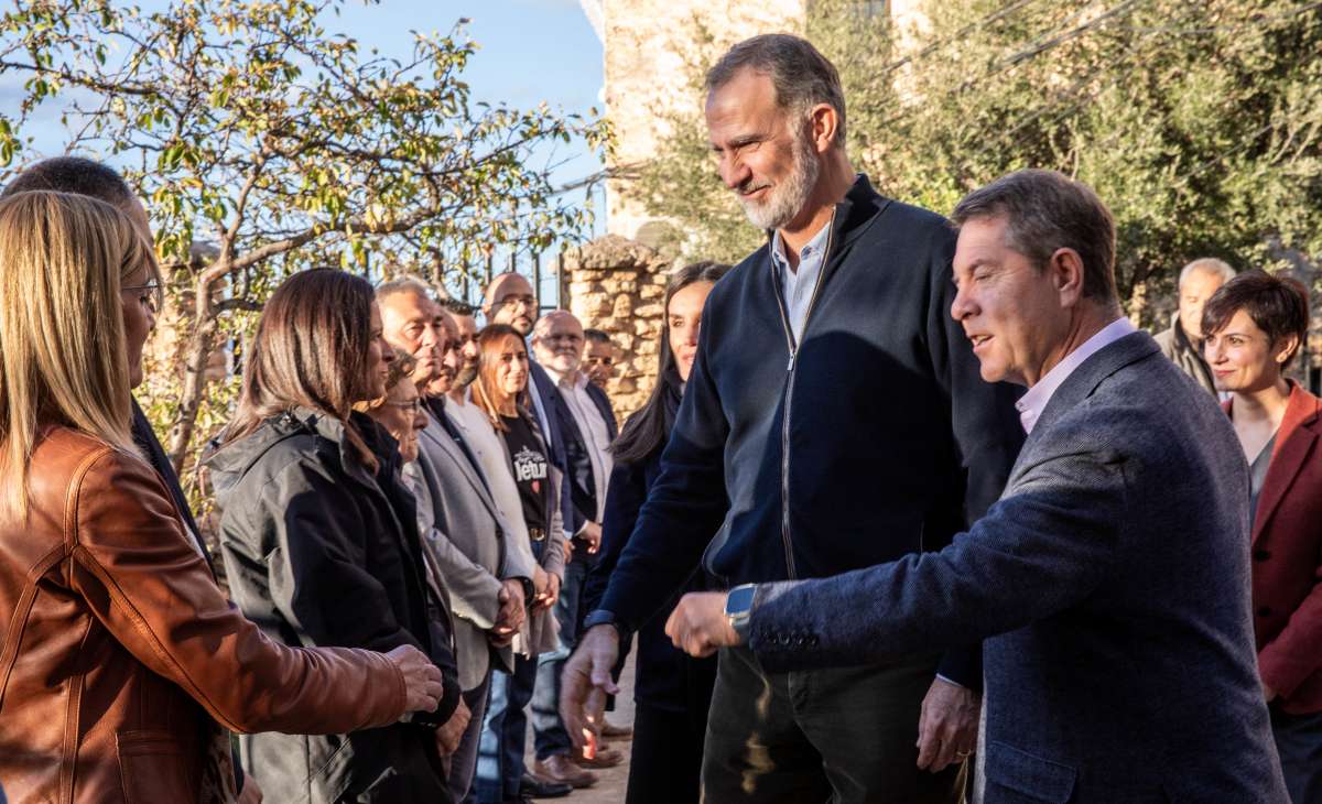 Los Reyes arropan a los letureños en su recorrido por los municipios afectados por la DANA