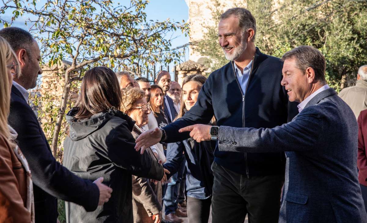 Los Reyes arropan a los letureños en su recorrido por los municipios afectados por la DANA