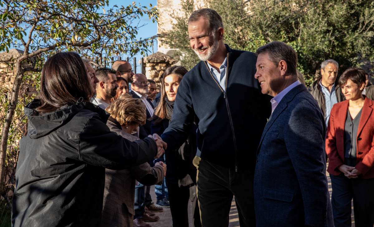 Los Reyes arropan a los letureños en su recorrido por los municipios afectados por la DANA