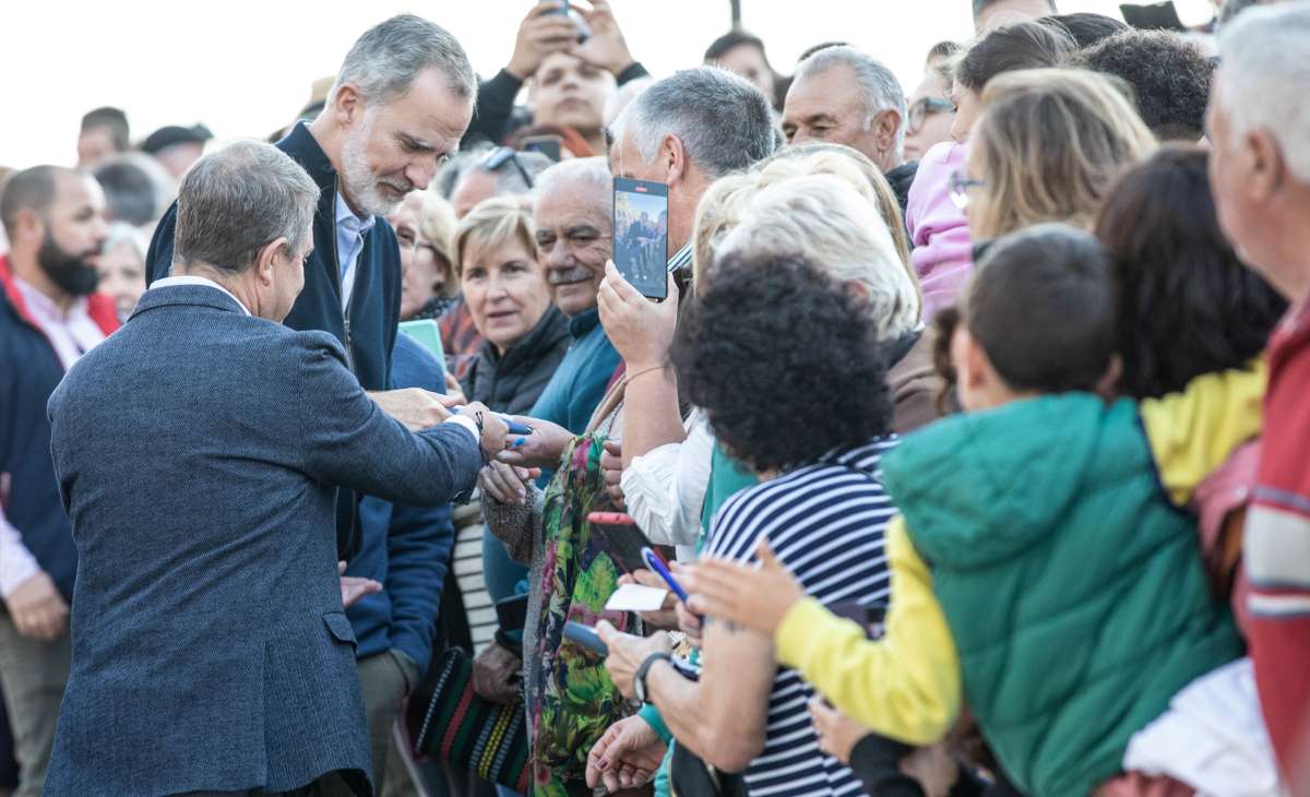 Los Reyes arropan a los letureños en su recorrido por los municipios afectados por la DANA