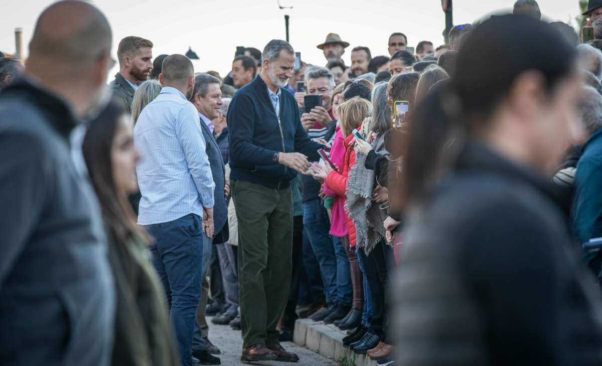 Los Reyes arropan a los letureños en su recorrido por los municipios afectados por la DANA