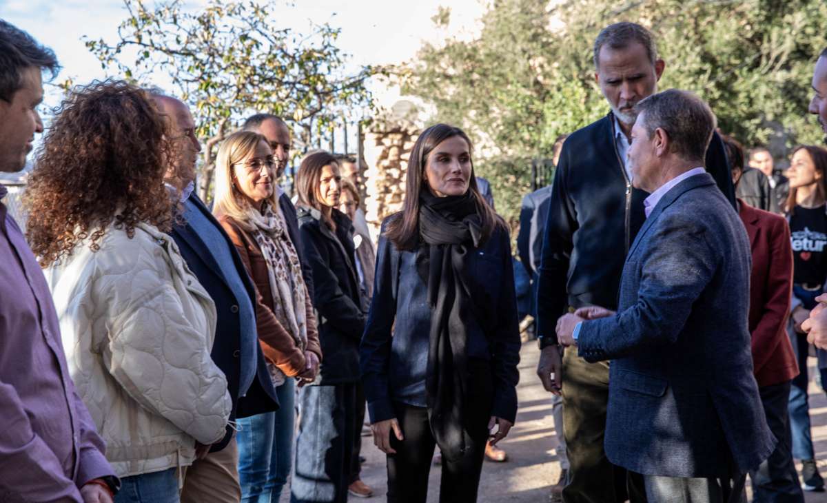 Los Reyes arropan a los letureños en su recorrido por los municipios afectados por la DANA