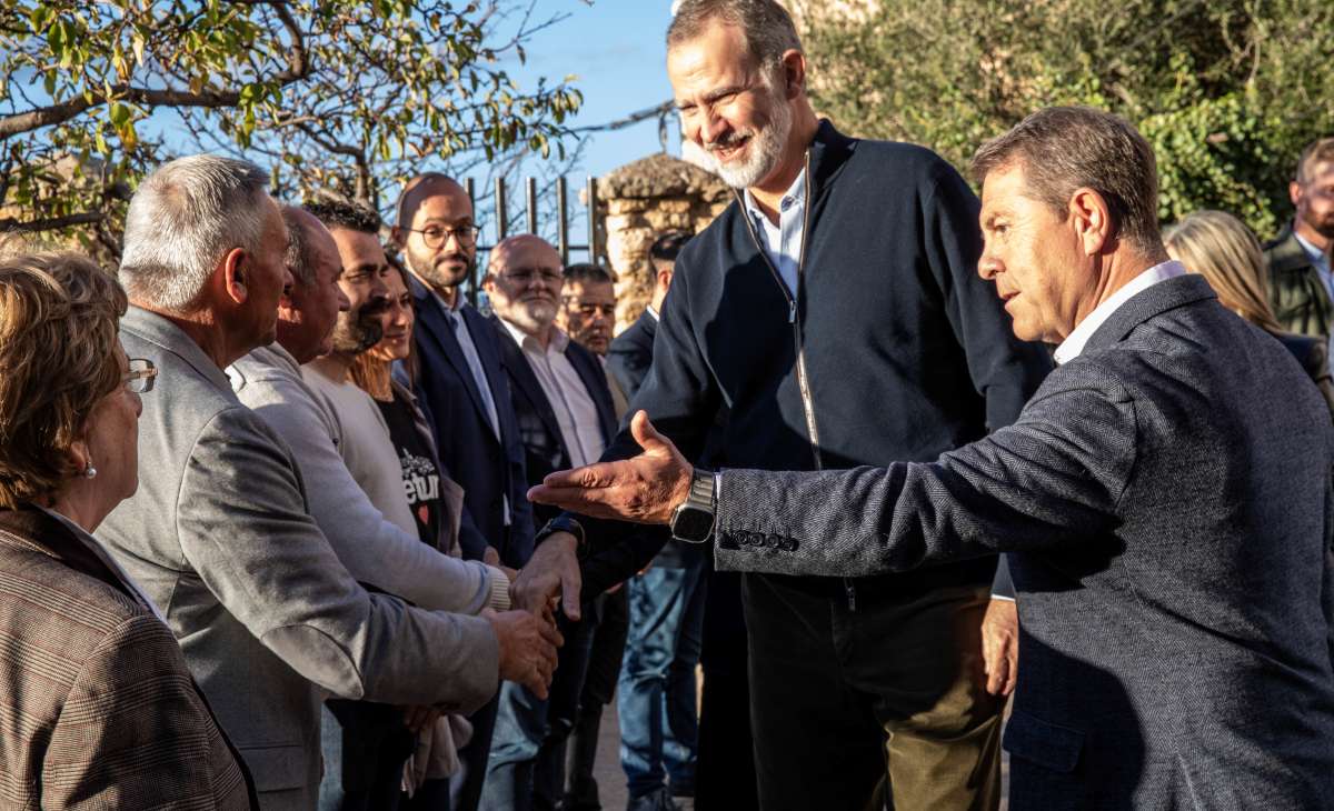 Los Reyes arropan a los letureños en su recorrido por los municipios afectados por la DANA