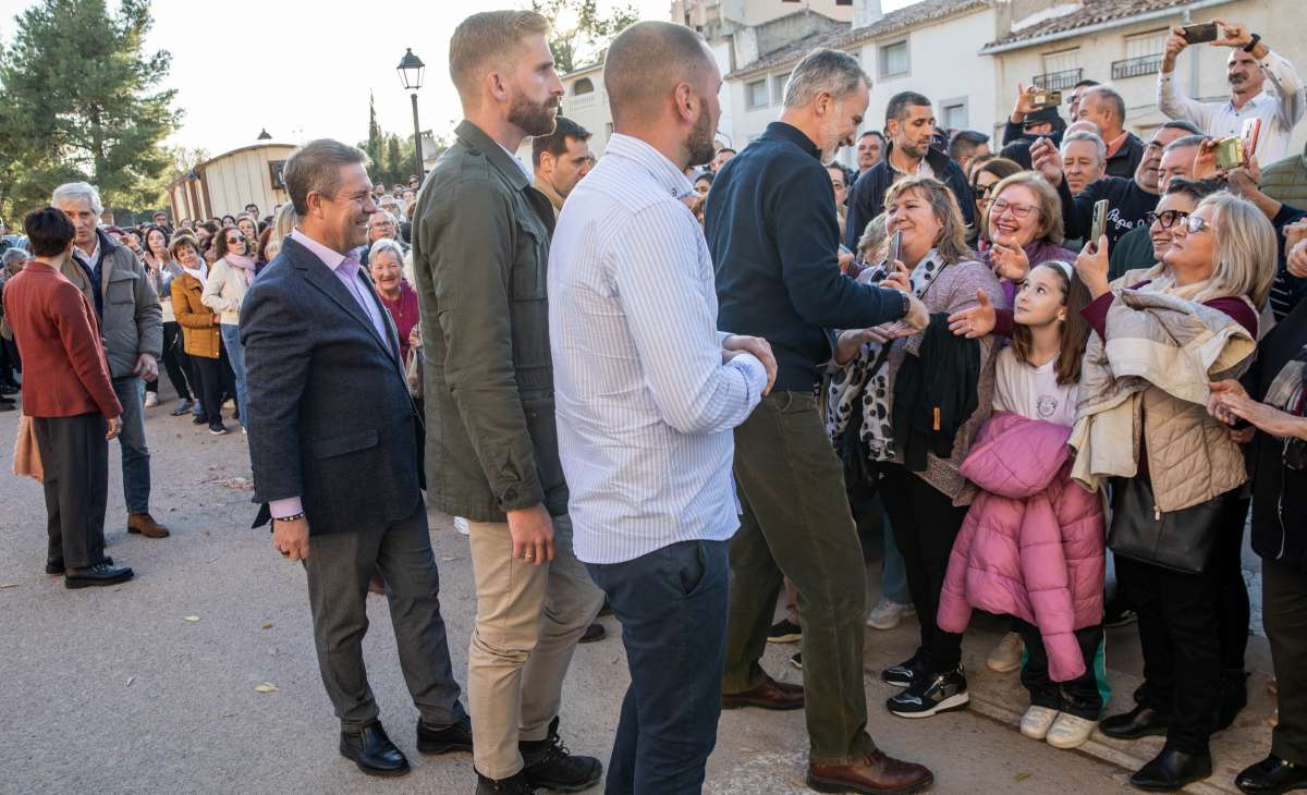 Los Reyes arropan a los letureños en su recorrido por los municipios afectados por la DANA