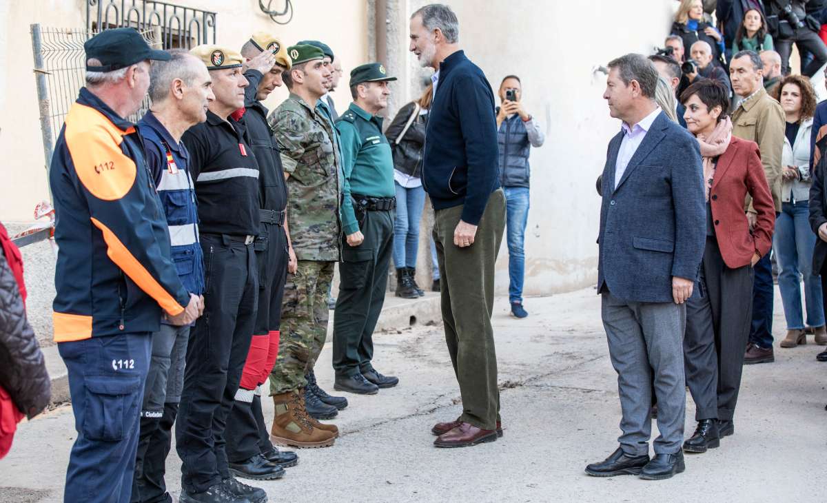 Los Reyes arropan a los letureños en su recorrido por los municipios afectados por la DANA