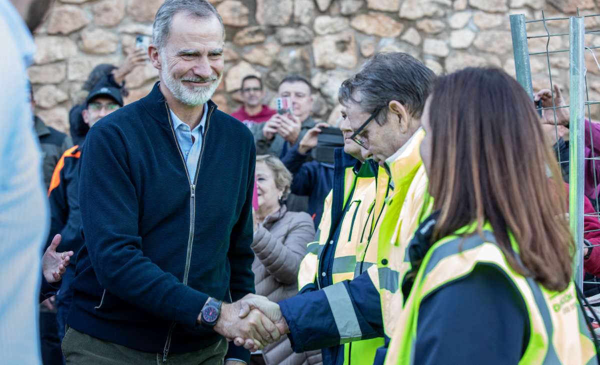 Los Reyes arropan a los letureños en su recorrido por los municipios afectados por la DANA