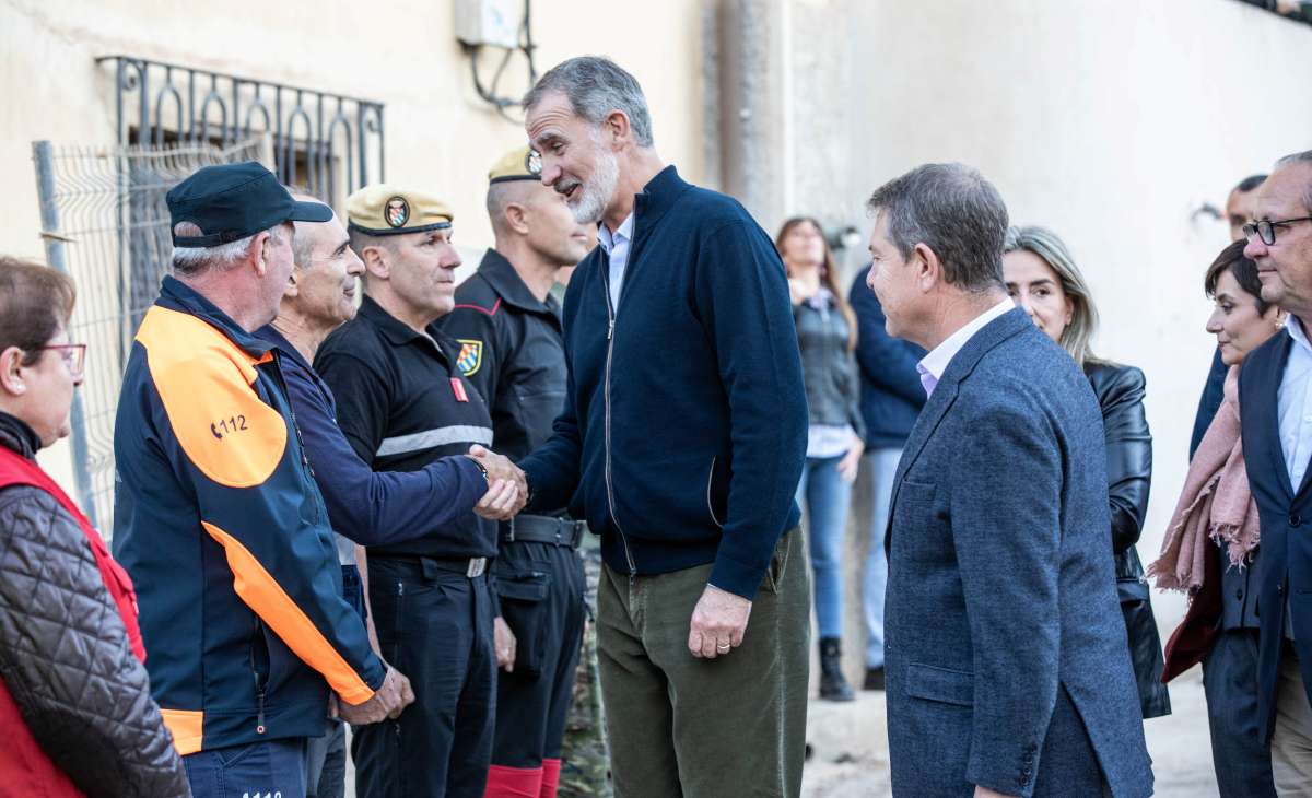 Los Reyes arropan a los letureños en su recorrido por los municipios afectados por la DANA