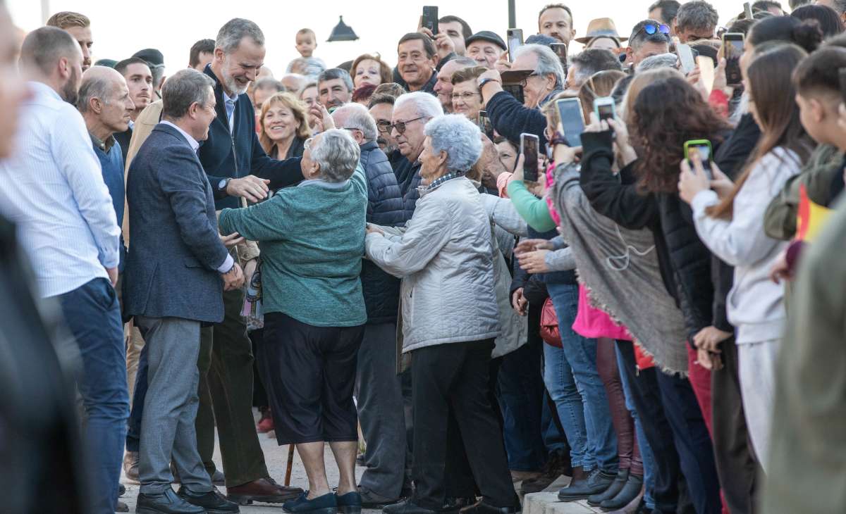 Los Reyes arropan a los letureños en su recorrido por los municipios afectados por la DANA