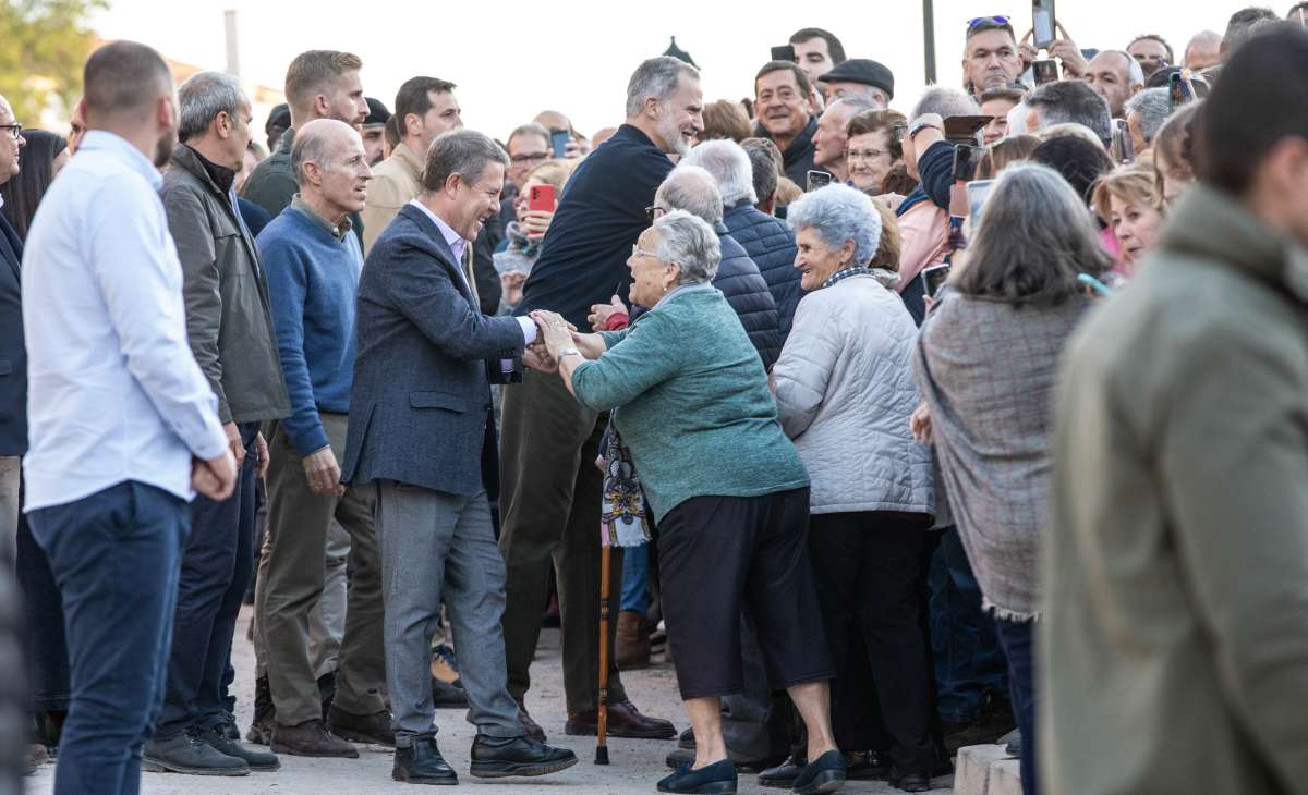 Los Reyes arropan a los letureños en su recorrido por los municipios afectados por la DANA